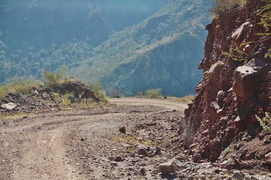 Trotz voller Konzentration auf die Strasse...