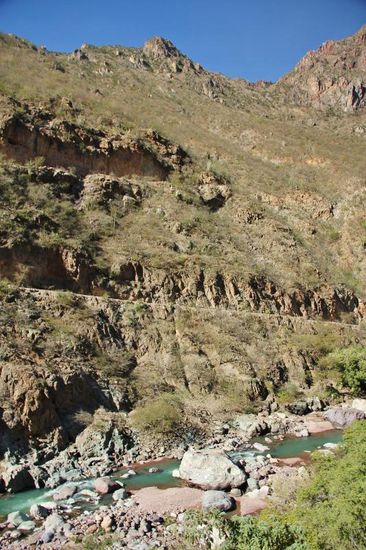 Und auf der andern Flussseite geht's wieder hinauf...