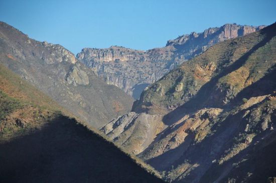 Hier haben wir genügend Zeit, den Canyon ausgiebig zu betrachten...; unterhalb ist die Strasse vollständig verschüttet und wir wissen nicht, ob wir heute noch ins Tal können...; wir schauen uns sicherheitshalber nach einem Nachtplatz um...! (Wir wissen - man sollte es nicht tun, wild  campieren, aber wenn man keine andere Wahl hat...!)