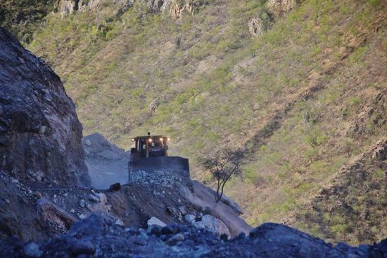 Nach gut einer halben Stunde dann das erlösende Gedröhn, der Weg wird frei gemacht...