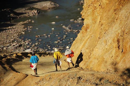 Rarámuri heisst die indigene Bevölkerung - "die Schnellläufer", ein angemessener Name für ein Volk, das für seine Ausdauer im Schnelllauf berühmt ist! (bis zu 20 Stunden am Stück) Auf Canyonpfaden veranstalten sie heute Mannschaftsrennen von mehr als 100 km Länge... Jedes Jahr findet in Urique ein Ultramarathon statt...