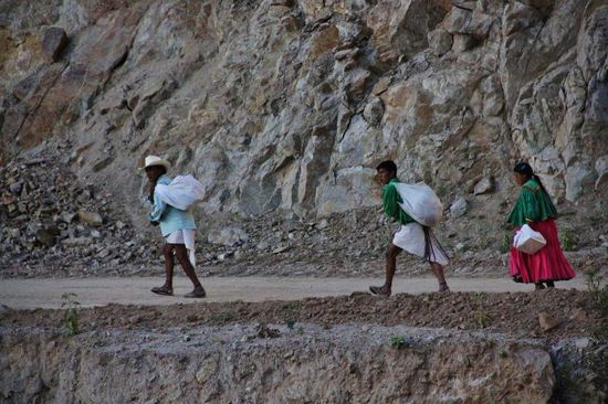 Die Rarámuri verlangen von der Welt draussen wenig, die meisten sind sehr arm und die Kindesterblichkeit ist hoch! Viele sind zum Kaholizismus übergetreten, doch das Christentum hat bei ihnen eine sehr eigenwillige Ausprägung. In der "Semana santa" werden Kriegsspiele abgehalten, grosse Judasbilder mt übergrossen Penissen werden vemöbelt und anschliessend verbrannt. 
Dazu wird intensiv getrommelt und starkes Maisbier getrunken...