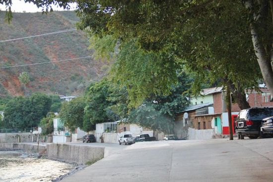 Wir sind erleichtert, als wir in Batopilas einfahren... - mittendrin in den Schluchten...!
Die Fahrt von Creel ((2330 m) nach Batopilas (460m) über steile, unebene Schotterpisten war intensiv. 
Batopilas ist ein altes, stimmungsvolles Silberdorf. Die Strasse führt durch mehrere Canyons und verschiedene Klima- und Vegetations-zonen. Hier ist das Klima das ganze Jahr über subtropisch...