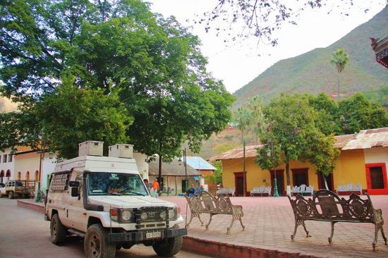 An der Plaza warten wir auf Rafael - "El Feo" - genannt...; alle scheinen ihn zu kennen, nur wir bekommen ihn nicht zu Gesicht...! Nach einer Stunde gehen wir zur örtlichen Polizei und fragen, ob wir hier übernachten dürfen...; "no hay problema" und wenig später bringt uns einer einen orangen Strassenpoller zu besseren Absicherung unseres Parkplatzes...