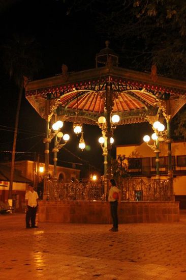 Abends vergnügen sich Jungens und Mädels bei vergnügtem Ballspiel auf der Plaza...