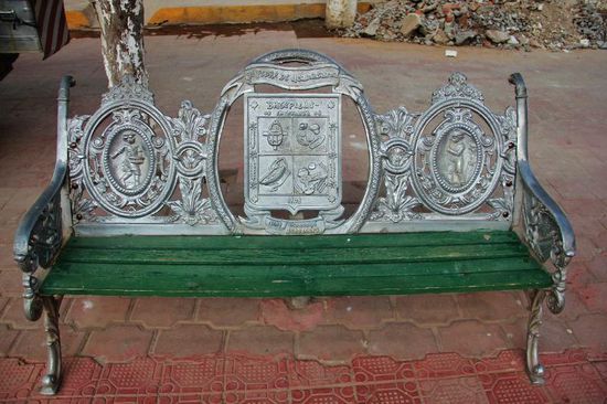 Hübsche Sitzbänke auf der Plaza...; wir schauen uns noch etwas im Dorf um...