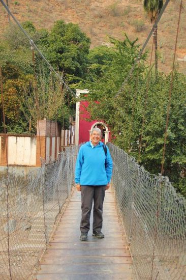 ...eine Hängebrücke erstellt...