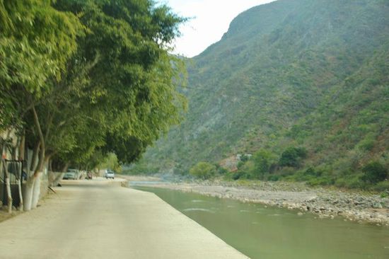 Batopilas wird in ca. 2 Jahren durch die neue Strasse erschlossen sein...! 
Wir fragen uns nach dem Weg nach Urique durch...! Hin und wieder gibt es auch etwas lange Gesichter bei dieser Frage...! Warum auch immer...!