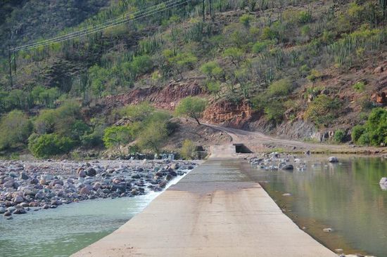 Wir überqueren den Rio Batopilas...