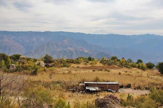 Weit droben - ein einsamer Bauernhof...