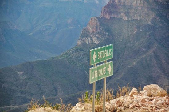 Problem Nr. 2 - die gleiche Situation...! Führt der Weg hinunter oder hinauf...; diesmal fahren wir runter... - wir müssen ja zum Rio Urique...