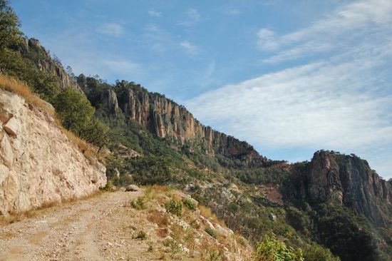 Diesen Felsbrocken auf der Strasse müssen wir auf der Talseite umfahren...; es wird recht eng...!