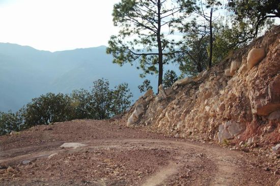 Die Strasse wird zunehmend schlechter..., bei einem Haus entdecken wir einen Mann, leider verschwindet er im Haus und auch auf das Klopfen hin gibt niemand mehr Äntwort... Was nun? Wir sind verunsichert - die Strasse nach oben wäre besser gewesen...! Geht es wirklich hier nach unten...? Wir wenden, fahren wieder nach oben... Keine Menschenseele weit und breit...! So fahren wir eine gute Stunde...