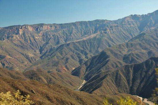 Die grosse Welt der "Barranca del Cobre"...; einfach fantastisch, der Blick in die vielen Canyons...! 
Von allen Attraktionen Nordwestmexikos kann der atemberaubenden, spektakulären Kupferschlucht keine das Wasser reichen. Das Labyrinth aus 7 Haupt- und ca. 12 Nebencanyons bedeckt ein Gebiet, das 4x grösser ist, als der Grand Canyon in Arizona. Die Schluchten sind z.T. viel tiefer - bis 1800 m tief... 
Der Name "Barranca del Cobre" - "Kupferschlucht" stammt von einem Missverständnis der Spanier her: Sie hielten den von Flechten stammenden grünlichen Schimmer für Kupfer...!
Übrigens - Mexico ist 5 x grösser als die Bundesrepublik Deutschland!