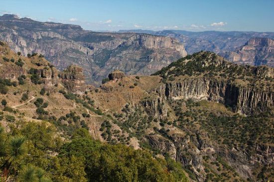 ...und in die Berge...; 
keine Touristenseele weit und breit - wir kaufen bei zwei Rarámuri-Frauen ein paar Souvenirs...