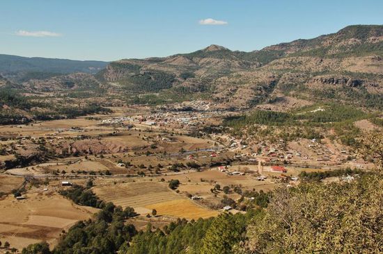 Den Touristenort "Mesa de Arturo" lassen wir links liegen..., unter uns liegt der Ort "Cerocahui", ein Dorf auf 1600 m Höhe und 1300 Einwohnern...; bis Bahuichivo sind es noch 16 km...