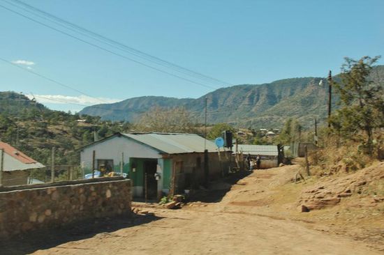 Im Dorf selber müssen wir uns merhmals durchfragen... - im Ort wird fleissig Strassenbau betrieben...