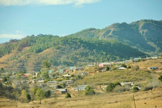 Etliche Kilometer weiter - wir tanken auf und fragen bei der Gelegenheit nach Ort und Weg...; ach so, in Témoris sind wir und nach Divisadero müssen wir wieder zurückfahren...