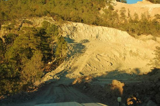 Uuuups - in Parajes finden wir den Wegweiser hinter einem Haus versteckt...; es ist eine im Bau stehende Strasse nach San Rafael (34km) ...