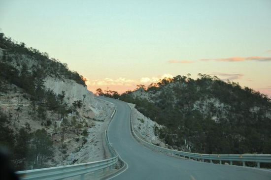 Einmal mehr bricht die Nacht herein...; vor Divisadero geraten wir in eine grössere Polizeikontrolle - uns lassen sie aber nach einem kurzen "woher - wohin" passieren...; 
Wir sind nahe am Ziel und trotzdem müssen wir uns zur Einfahrt des Hotels Mirador durchfragen...; endlich - hier wollen wir uns nach den 3 Tagen "Offroad" verwöhnen...; wir beziehen ein schönes Zimmer, gönnen uns ein fein schmeckendes Nachtessen, wärmen uns am offenen Kamin und gehen früh zu Bett...