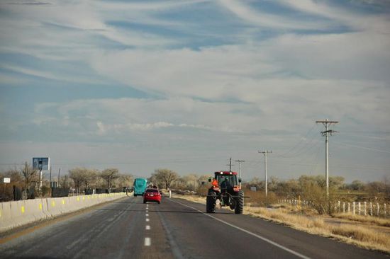 Vorsicht auf mexikanischen Autobahnen - Traktoren z.T. mit Überbreite...; 
nach 625 km landen wir in Zacatecas, einer alten Silberstadt mit 120'000 Einwohnern auf 2445 m Höhe...!