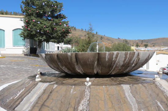 Der schöne Brunnen mitten in der Hotelanlage...