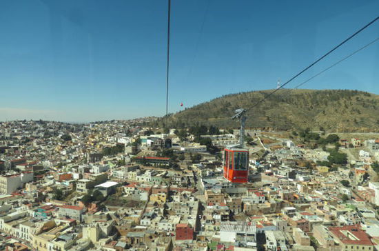 Auch wir geniessen den fantastischen Ausblick aus der Seilbahn...