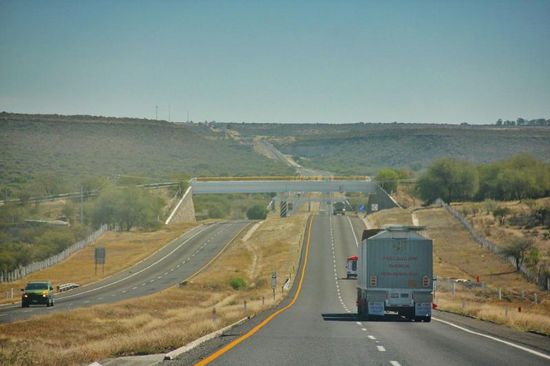 Bevor wir starten können, spenden wie Leomobil 2 neue Autobatterien...; die "alten" hatten den Dienst quittiert...
