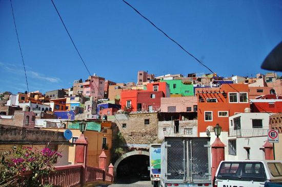 Viele Strassen verlaufen unterirdisch...; z.T. wurden alte, stillgelegte Flussbette oder Minenschächte für die Tunnels verwendet...
