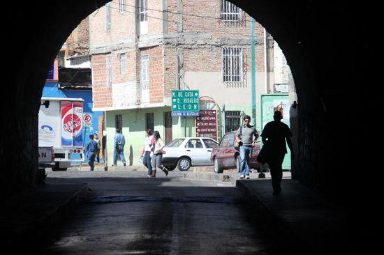 Nicht immer einfach, sich in der Stadt zurechtzufinden...; auch die Fussgänger benützen die unbelichteten Tunnels...