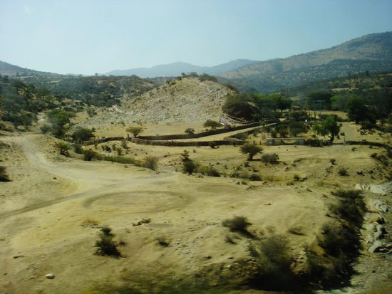 Die Fahrt im topmodernen Bus dauert rund 4 Stunden...