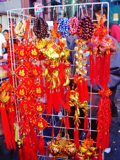 Unser Taxi kann nicht bis zum Hotel fahren, da die Strassen rundherum belegt sind mit Verkaufsständen...; die Chinesen feiern ihr Neujahrsfest...