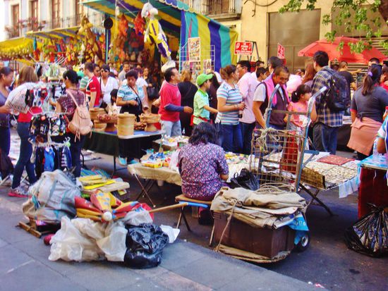 So kämpfen wir uns mit Sack und Pack zu Fuss durch die Menschenmengen...