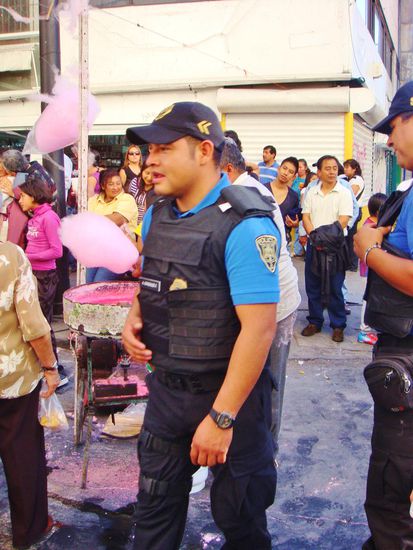 Auch in Mexico City sind die Polizisten sehr hilfsbereit...; sie weisen uns den Weg zum Hotel...