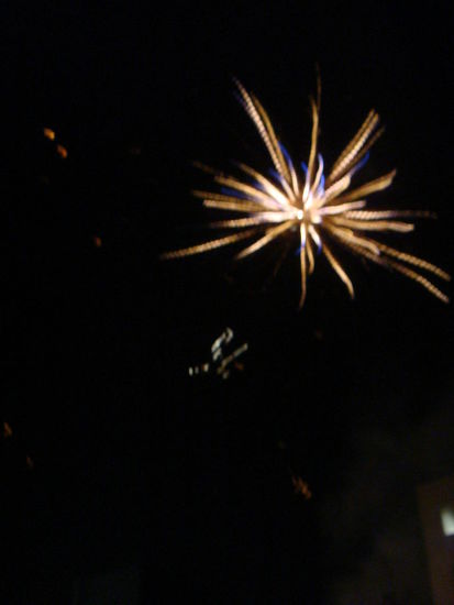 Es ist ein guter, alter Brauch - Feuerwerk gibt's auch, und zwar grad vor unserm Zimmerfenster...