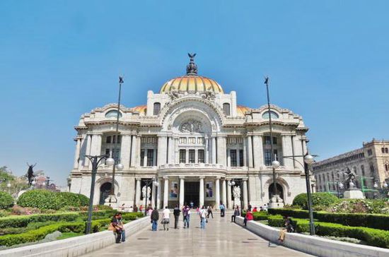 Der Palacio de Bellas Artes aus weissem Carrara-Marmor...; im grossen Saal gibt es Konzerte, Opern-, Theater- und Ballettvorstellungen...