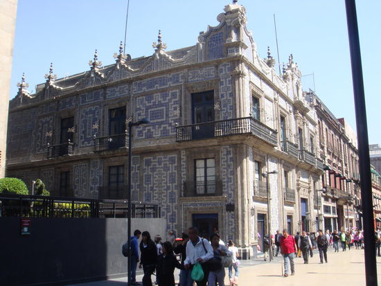 Die Casa de los Azulejos wurde 1596 erbaut und Anfang des 18. Jh. mit blau-weiss-gelben Kacheln aus Puebla verkleidet...