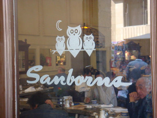 Das berühmte Café "Sanborns" mit Zeitungen aus der ganzen Welt...