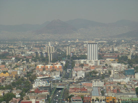 Und wir sind erstaunt über die riesige Ausdehnung der Stadt...; leider auch über den Smog, der über der Stadt hängt...
