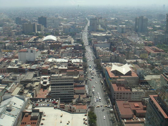 Schier endlos scheinende Strassenbänder noch schöner anzuschauen bei Nacht aus einem landenden Flugzeug...