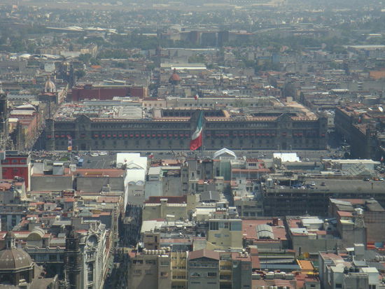 Blick auf einen der grössten Plätze der Welt - den Zócalo...; die Plaza misst 220 x 240 m...