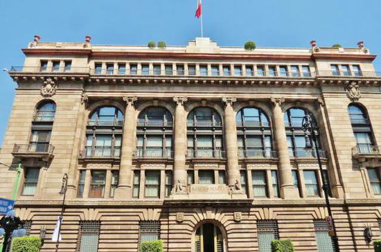 Zahlreiche prächtig restaurierte Gebäude säumen die Avenida Madero...; der Bau gehört heute einer Bank...