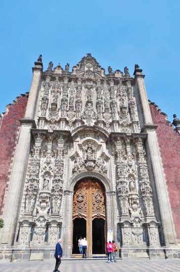 Das Sagrario Metropolitano (Sakramentshaus) aus der Mitte 18.Jh. aus rötlichem Vulkangestein...; sie ist die Hauptpfarrkirche der Stadt...