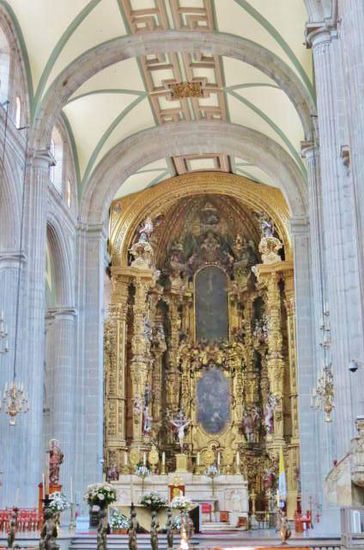 Im Innern der Kathedrale finden wir vergoldete Altäre, Chorgestühl aus Zedernholz, Wandfresken, gotische Gewölbe und barocke Gemälde...