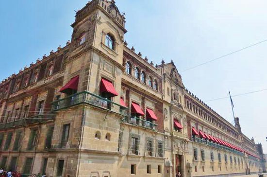 Die gesamte Ostseite des Zócalo nimmt der 235m lange Palacio Nacional (Nationalpalast) ein...; hier liess der Eroberer Cortéz seine Residenz errichten, nach verschiedenen Um- und Anbauten ist es heute der Amtssitz des Staatspräsidenten...