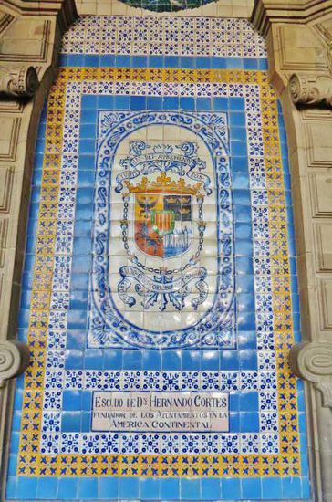 Hübsche Fliesenarbeit mit Wappen bedeutender Familien unter den Arkaden der Kolonialbauten im westlichen Teil des Zócalos...