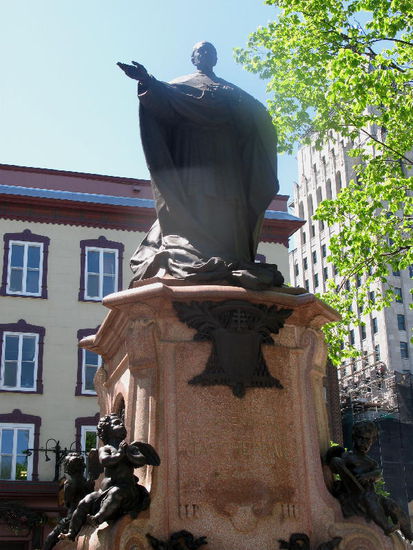 Er weist den Weg zur Basilique-de-Notre-Dame-de-Québec...