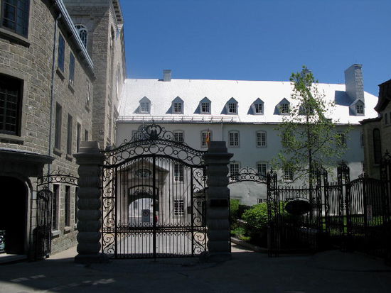 Le Séminaire  de Québec, ein Priesterseminar, das 1663 von Monsignor de Laval, dem späteren ersten Bischof von Neufrankreich, gegründet wurde...