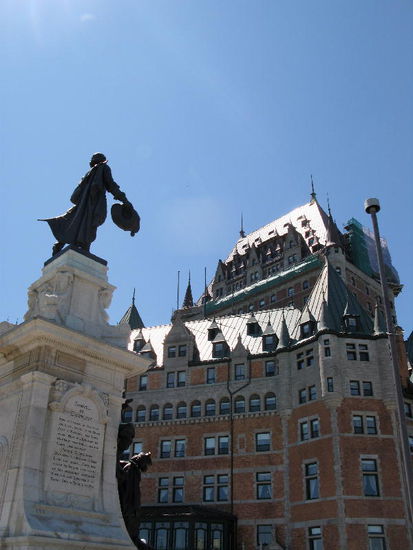 Die Statue von Samuel de Champlain scheint vor dem Château de Frontenac den Hut zu ziehen...