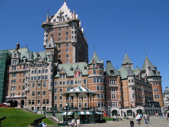Das Château de Frontenac der Eisenbahngesellschaft "Canadien Pacific", das mit seinen Türmen, Steildächern und Erkern ein Paradebeispiel der Hotelarchitektur im Château-Stil und zugleich eines der Wahrzeichen von Québec ist. Es wurde zwischen 1893 und 1924 erbaut und 1990 erweitert. Benannt wurde es nach Louis de Baude, Comte de Frontenac, einem Gouverneur Frankreichs im 17. Jh. ...
